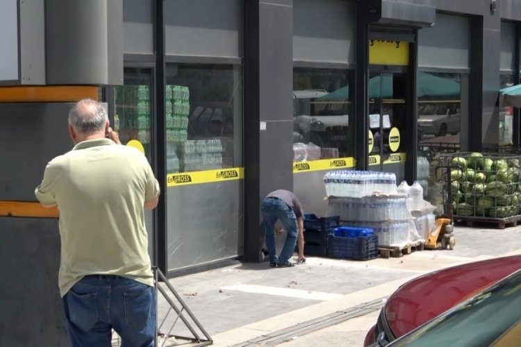 Bursa'da facianın eşiğinden d&ouml;n&uuml;ld&uuml;: Otomobil cama &ccedil;arptı