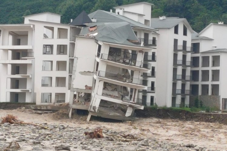 D&uuml;zce'de 3 ay sonra a&ccedil;ılması planlanan otel sağanaktan dolayı yıkıldı