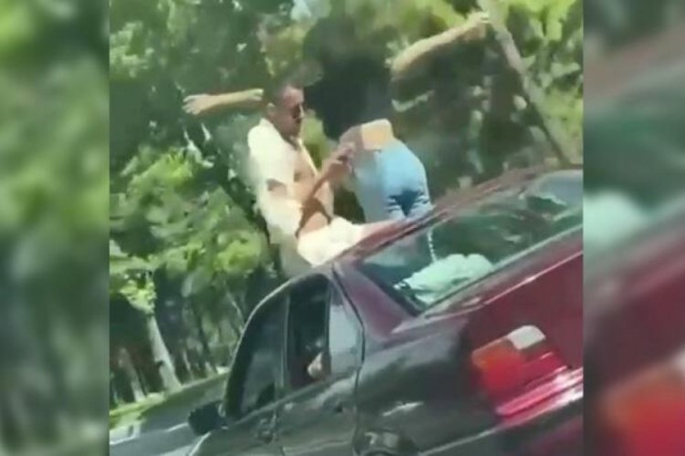 İstanbul'da otomobilin &uuml;st&uuml;ne &ccedil;ıkıp dans ettiler