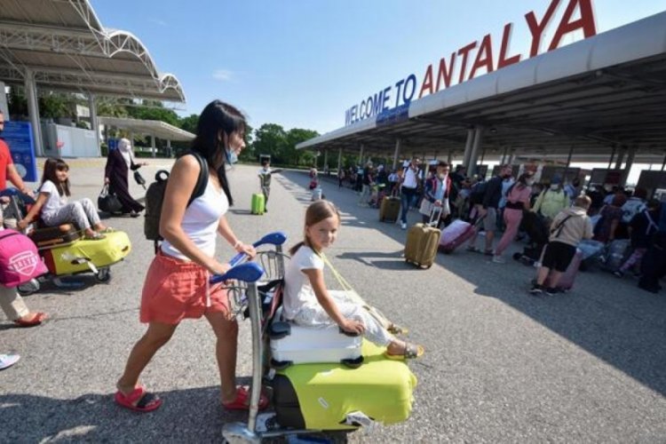 Antalya Havalimanı'nda u&ccedil;ak sayısı rekor kırıyor