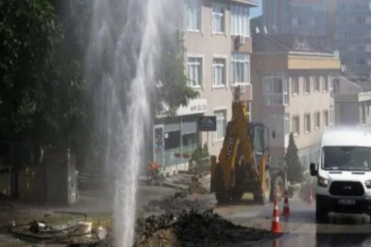 İş makinesi ana su borusunu patlattı, basın&ccedil;lı su metrelerce y&uuml;kseldi