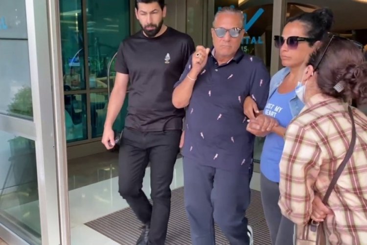 Usta sanat&ccedil;ının vefat ettiği hastaneyi ziyaret eden Mehmet Ali Erbil, g&ouml;zyaşlarını tutamadı