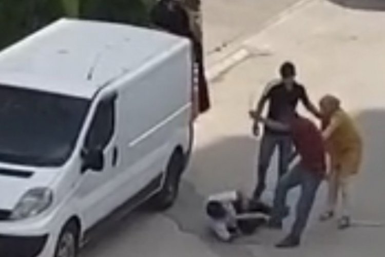 Sokak ortasında kafasında sopa kırdılar