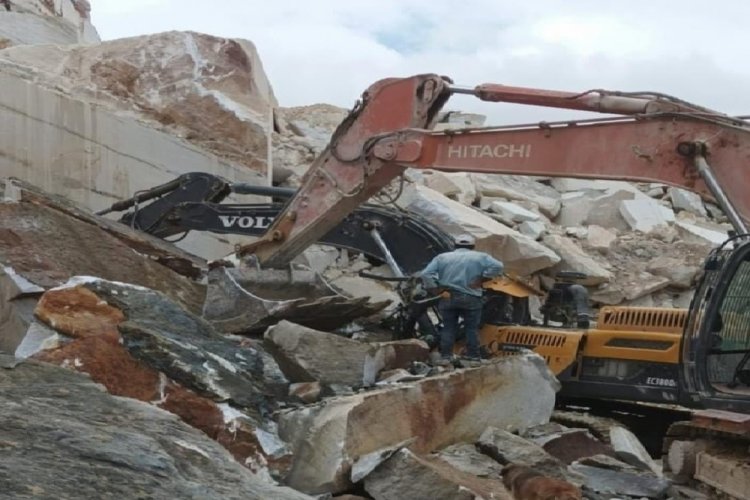Molozların altında kalan iş&ccedil;i hayatını kaybetti