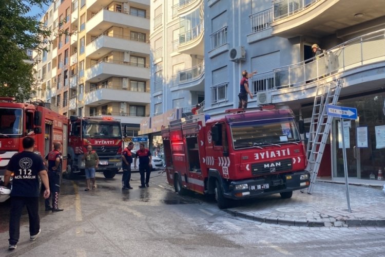 Alevlerin arasında kalan şahıs balkondan sedyeyle kurtarıldı