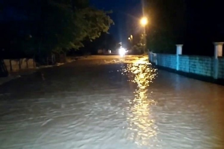 Sağanak 4 mahalleyi sular altında bıraktı