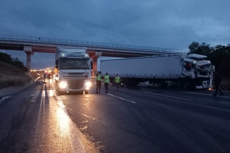 İstanbul'da 2 TIR'ın karıştığı kazada faciadan d&ouml;n&uuml;ld&uuml;