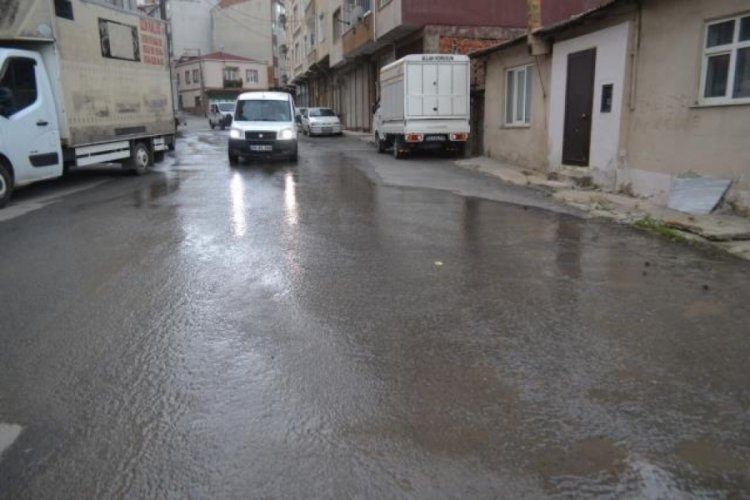 İki g&uuml;nd&uuml;r boşa akan i&ccedil;me suyu yolları g&ouml;le &ccedil;evirdi! Vatandaşlar isyan etti