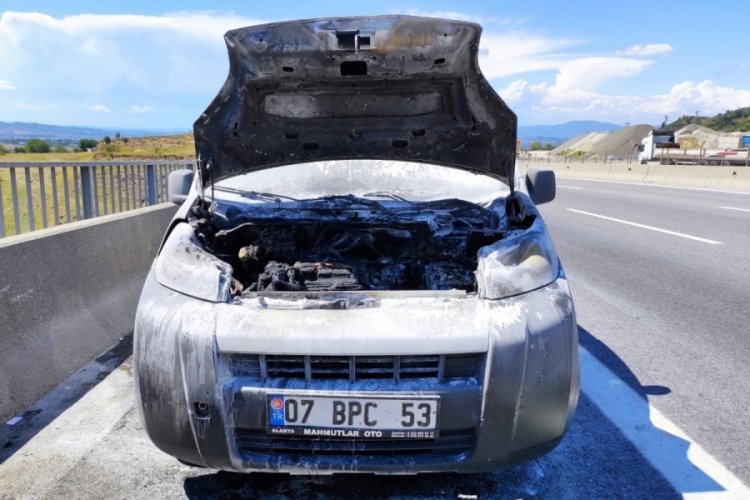 Osmaniye'de seyir halindeki aracın motoru yandı