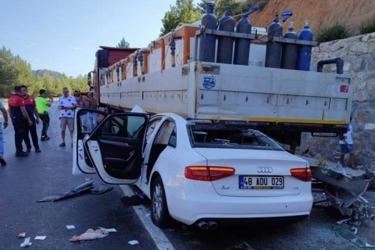 Seyir halindeki TIR'ın altına giren ara&ccedil;taki 2 kişi yaralandı