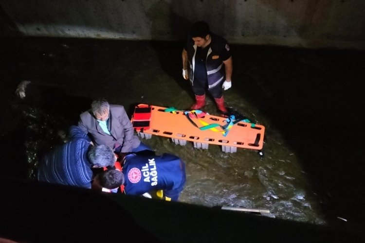 G&uuml;m&uuml;şhane'de bir vatandaş dereye d&uuml;şen tavuğunu kurtarırken bacağını kırdı