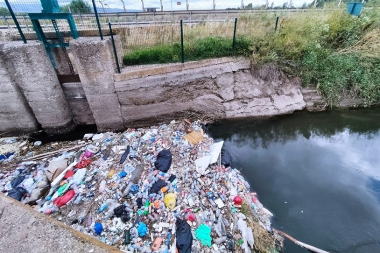 Eskişehir'de sulama kanalı &ccedil;&ouml;pl&uuml;ğe d&ouml;nd&uuml;