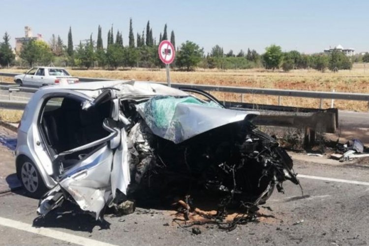Otomobil y&ouml;n tabelasına &ccedil;arptı: 3 kişi hayatını kaybetti