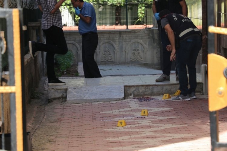 Batman'da bir gen&ccedil; &ouml;nce sevgilisini sonra kendini vurdu