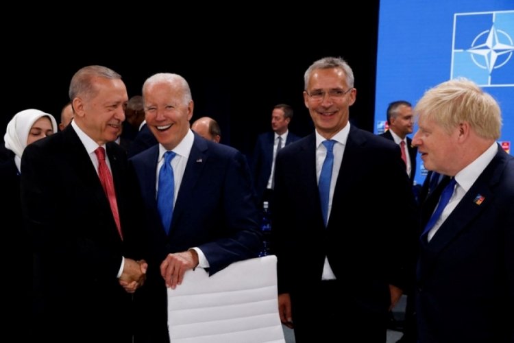 NATO Zirvesi başladı: Liderler aile fotoğrafında bir araya geldi