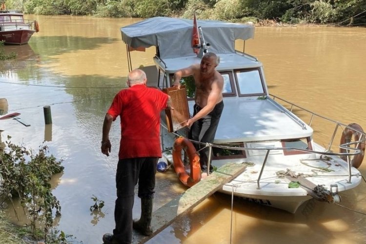 Bartın'da taşkın sırasında hasar alan tekneyi kurtarma &ccedil;alışması yapıldı