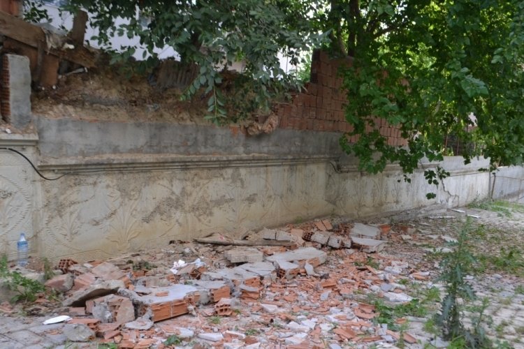Tekirdağ'da bir kadının &uuml;zerine &ccedil;ıktığı bah&ccedil;e duvarı &ccedil;&ouml;kt&uuml;