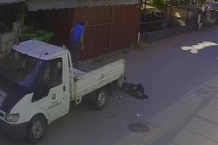 Hızlı motosiklet s&uuml;r&uuml;c&uuml;s&uuml; park halindeki kamyonete &ccedil;arptı