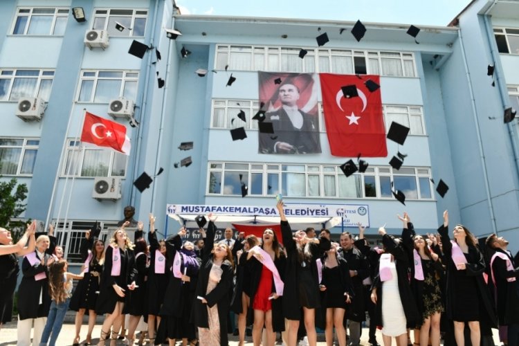 Bursa Mustafakemalpaşa'da mezuniyet coşkusu