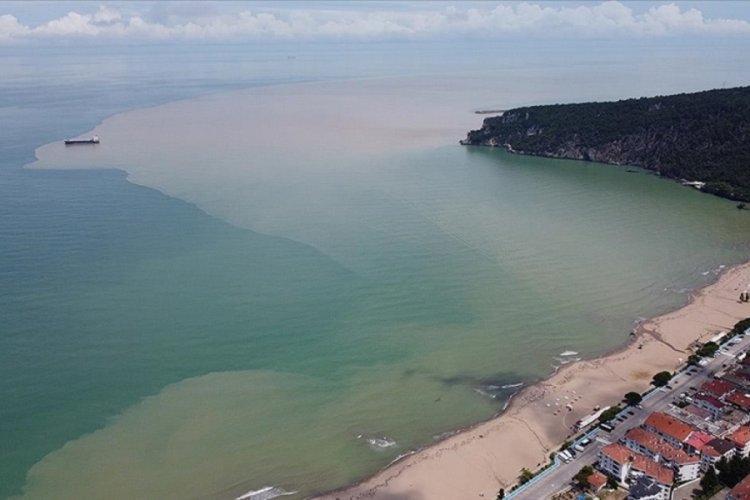 Bartın'da sel nedeniyle s&uuml;r&uuml;klenen atıklar İnkumu sahilinde kirliliğe sebep oldu