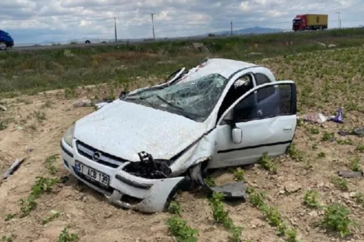 Niğde'de tarlaya yuvarlanan otomobildeki doktor &ccedil;ift yaralandı