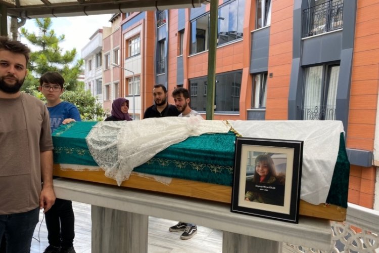 Bursa'daki kazada &ouml;len minik Zeynep, son yolculuğuna uğurlandı