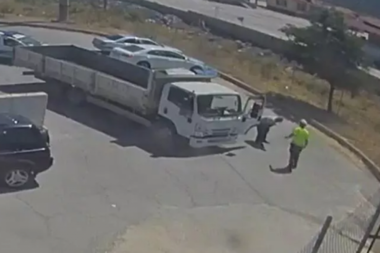 Soluk borusu tıkanan kamyon s&uuml;r&uuml;c&uuml;s&uuml; polisin m&uuml;dahalesiyle kurtuldu