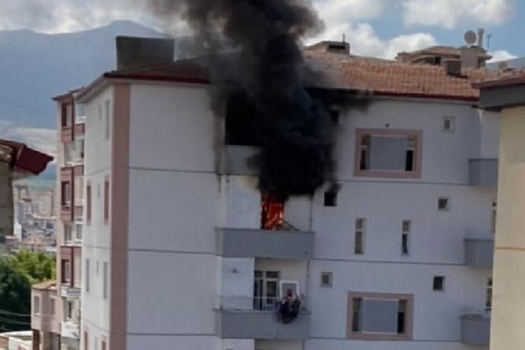 Niğde'de &ccedil;ıkan yangında balkondan atlayan kadını komşusu yakaladı