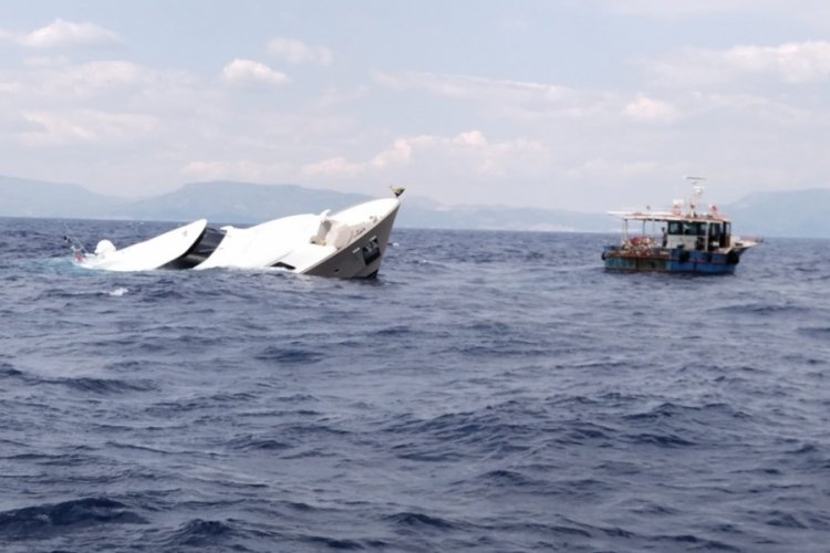 İzmir'de su alan milyonluk yattaki 10 kişi kurtarıldı