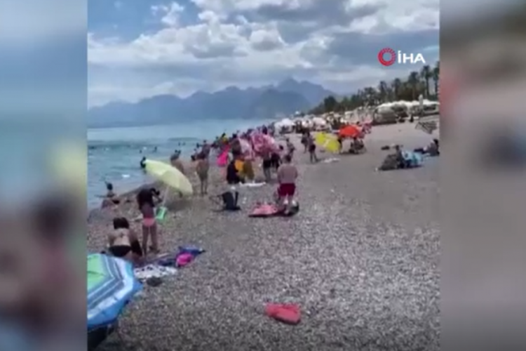 Antalya'daki şiddetli r&uuml;zgar kameralara yansıdı