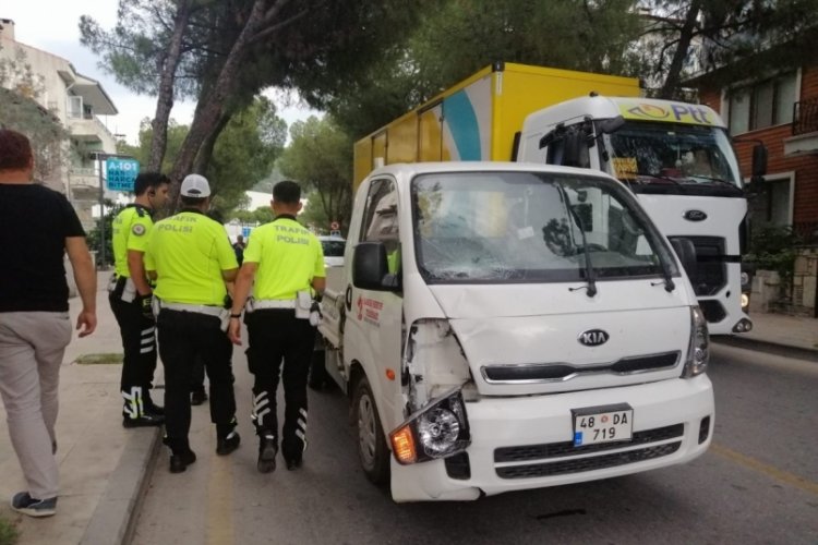 Kamyonetin &ccedil;arptığı kadın yaşamını yitirdi