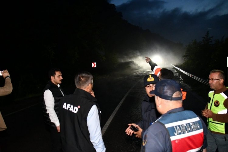 Heyelan riski yolu ulaşıma kapadı