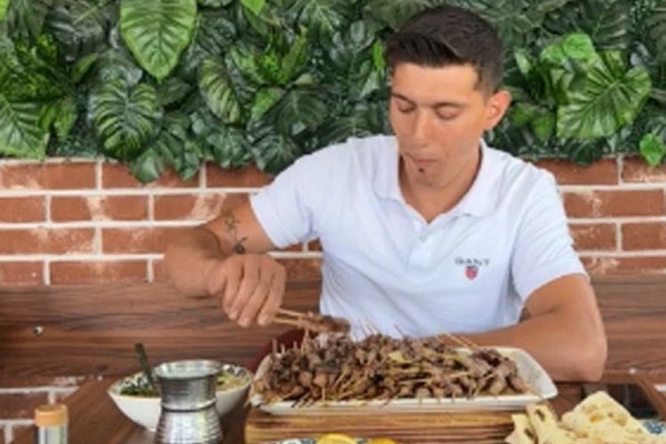 &Ccedil;&ouml;p şiş yeme yarışmasını kazanamayınca kapka&ccedil;a y&ouml;nelmiş