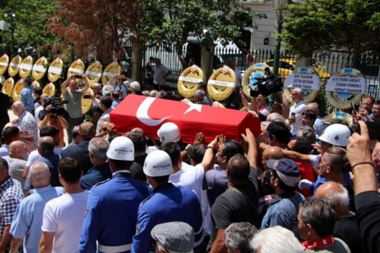 C&uuml;neyt Arkın'a veda... Efsane j&ouml;n son yolculuğuna uğurlandı