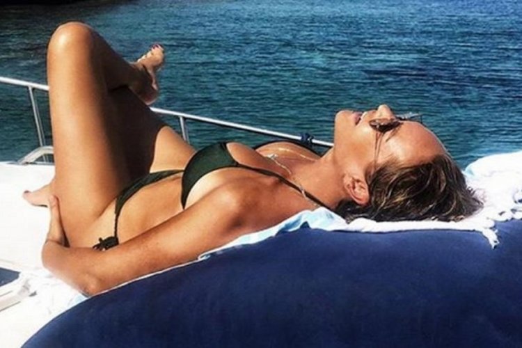 H&uuml;lya Avşar deniz kenarında egzersiz yaptı!