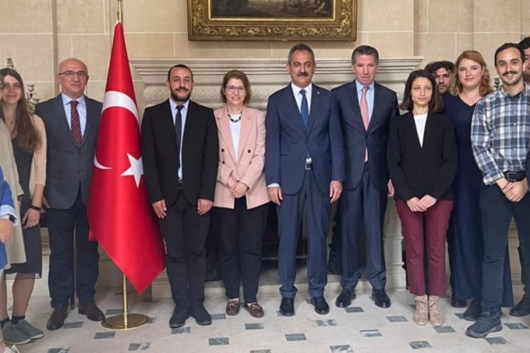 Bakan &Ouml;zer, Paris'te bursiyerlerle buluştu