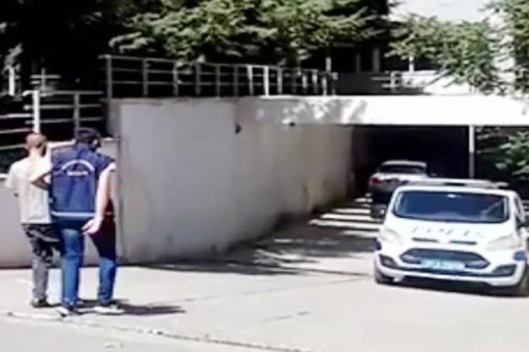 Gaziantep'de bir hırsız otomobilin camını kırıp telefon &ccedil;aldı