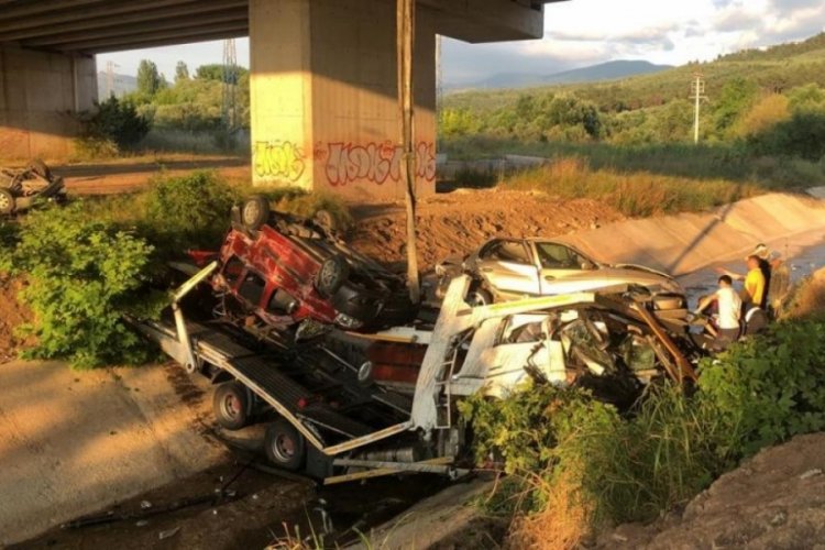 Bursa'da otomobil taşıyan tır viyad&uuml;kten u&ccedil;tu: 1 yaralı