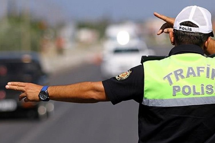 Polisin fotoğraflarını &ccedil;ekip r&uuml;şvet teklif ettiler
