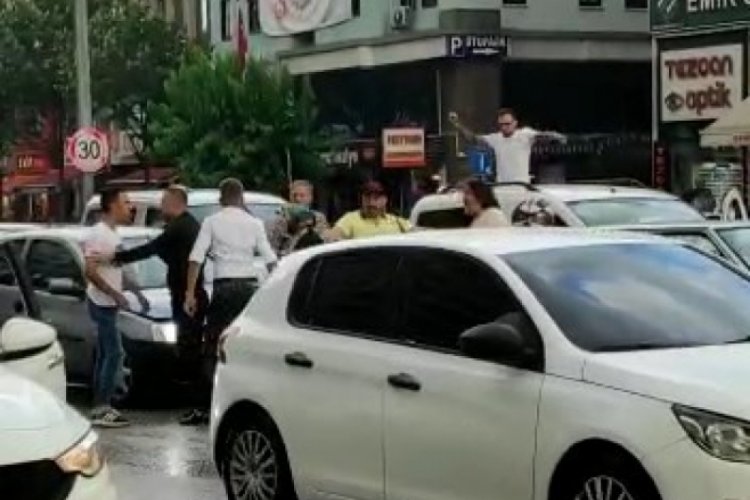 Bursa'da kaza sonrası s&uuml;r&uuml;c&uuml;ler birbirine girdi