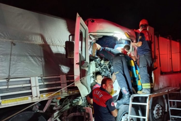 Aydın'da tırın i&ccedil;inde sıkışan s&uuml;r&uuml;c&uuml; kurtarıldı