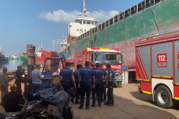 İstanbul Tuzla'da korkutan gemi yangını