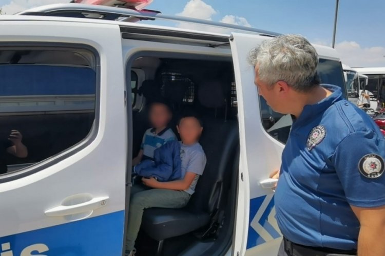 &Uuml;vey babasından ka&ccedil;an &ccedil;ocuklar Bursa'da otob&uuml;ste yakalandı