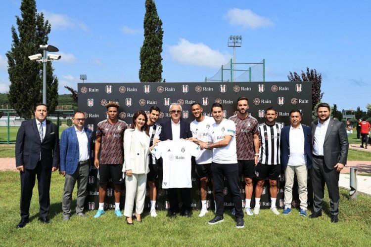 Beşiktaş yeni sezon formalarını tanıttı