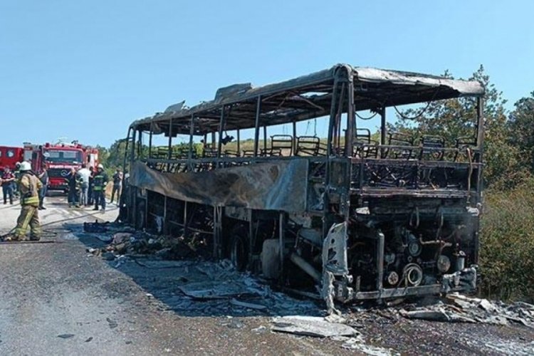 İstanbul Silivri'de seyir halindeki otob&uuml;s yandı