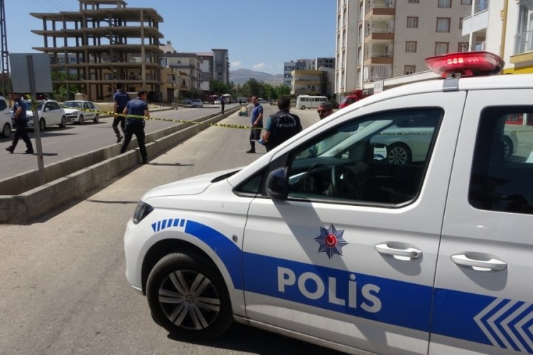 Adıyaman'da park halindeki otomobiller kurşunların hedefi oldu