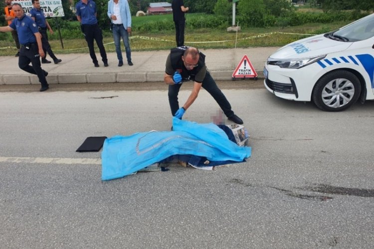 Yolun karşına ge&ccedil;mek isteyen kadın canından oldu