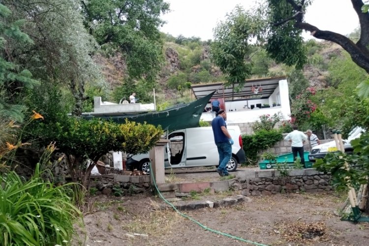 Tamir i&ccedil;in &ccedil;ıktığı &ccedil;atıdan d&uuml;şerek hayatını kaybetti