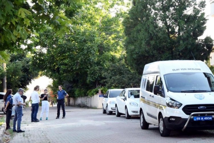 Bir kadın, nişanlısını bı&ccedil;akla &ouml;ld&uuml;rd&uuml;!