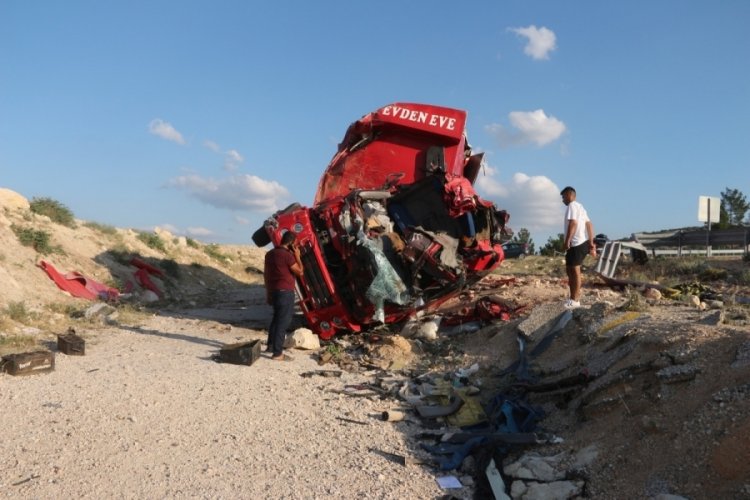 Nakliye kamyonu şarampole yuvarlandı: 4 &ouml;l&uuml;